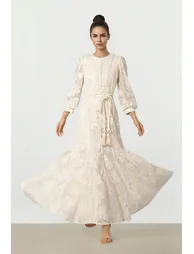 فستان فيمي9 بلون كريمي ماكسي بقصة ميرمايد بأكمام طويلة