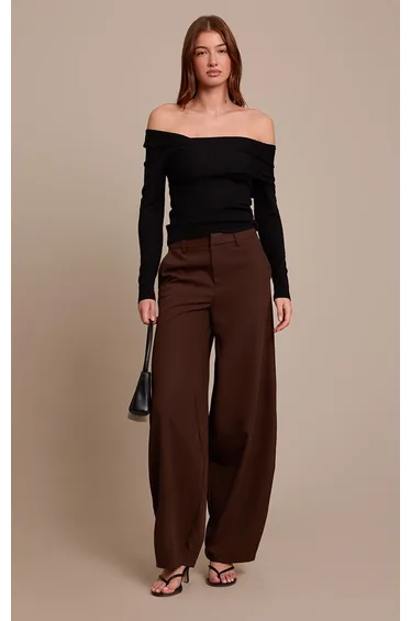 بلوزة محبوكة بأكمام طويلة بأكتاف غير متناظرة - أسود