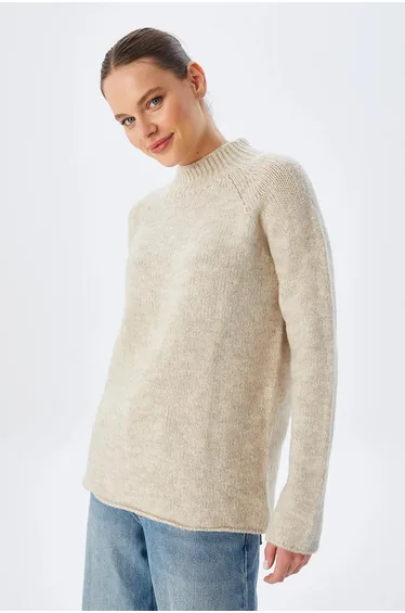 سويتر محبوك بياقة تيرتيل