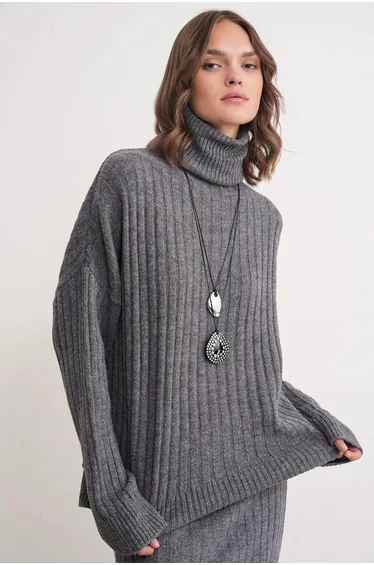 سويتر مضلع بتصميم واسع بياقة تيرتيل