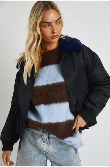 جاكيت بومبر بحواف فرو صناعي