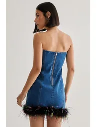 فستان بأكتاف مكشوفة بحواف ريش - 3