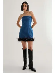 فستان بأكتاف مكشوفة بحواف ريش - 1