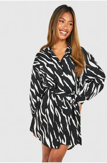 فستان قميص بحزام بأكمام باتوينغ بطبعة زيبرا - أسود