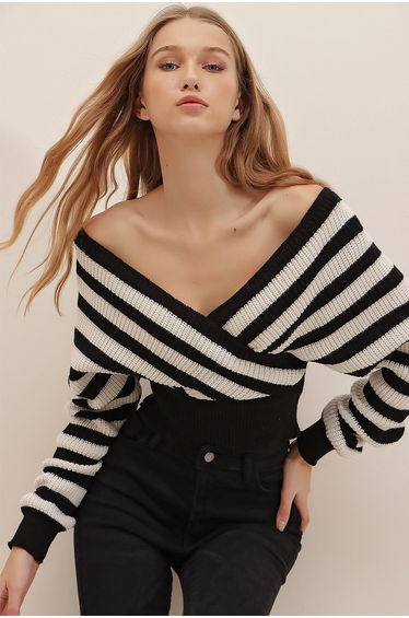 Women's Black Front Back And Double Breasted Crop Striped Knitwear Sweater