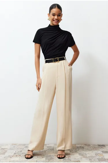 بلوزة بأكمام قصيرة بياقة عالية