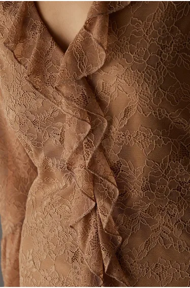 فستان ماكسي دانتيل بكشكش بأزرار 