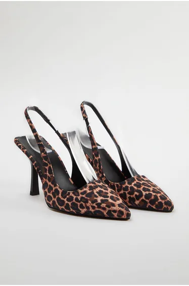 حذاء كعب عالي نسائي بمقدمة مدببة بطبعة ليوبارد