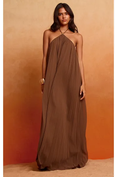 فستان ماكسي بكسرات شيفون بياقة هالتر لون بني