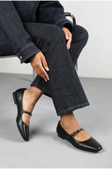 حذاء زحاف جلد صناعي بسيور ببكلة - أسود