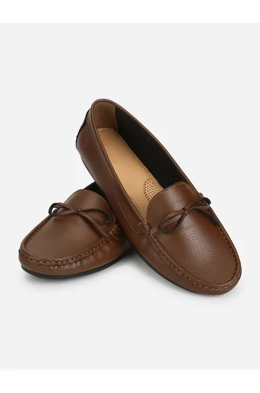 حذاء فلات باللون البني