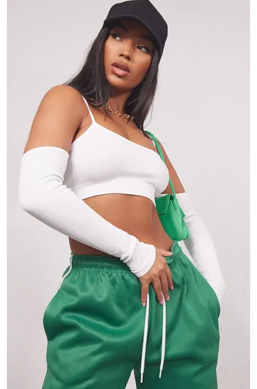 بلوزة قصيرة بأكتاف مفتوحة