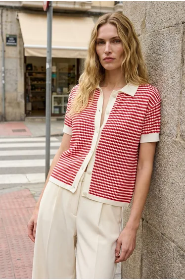 بلوزة مخططة بياقة بولو لون أحمر