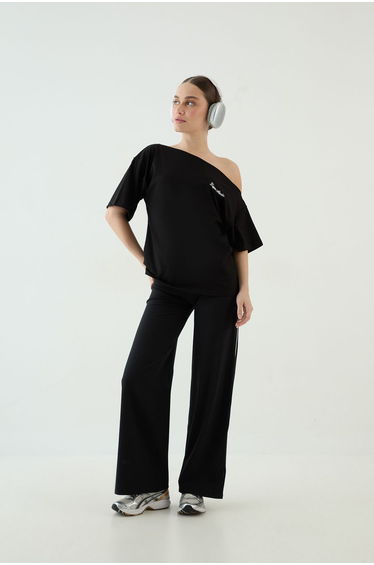 DSGN Studio Script Off The Shoulder T-Shirt - black
