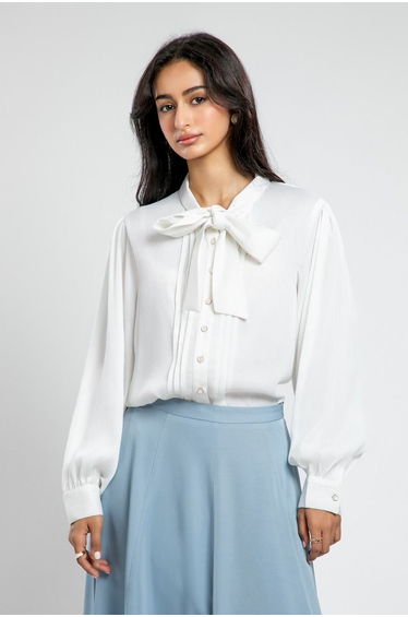 Feminine Shirt With Tie Collar Detail