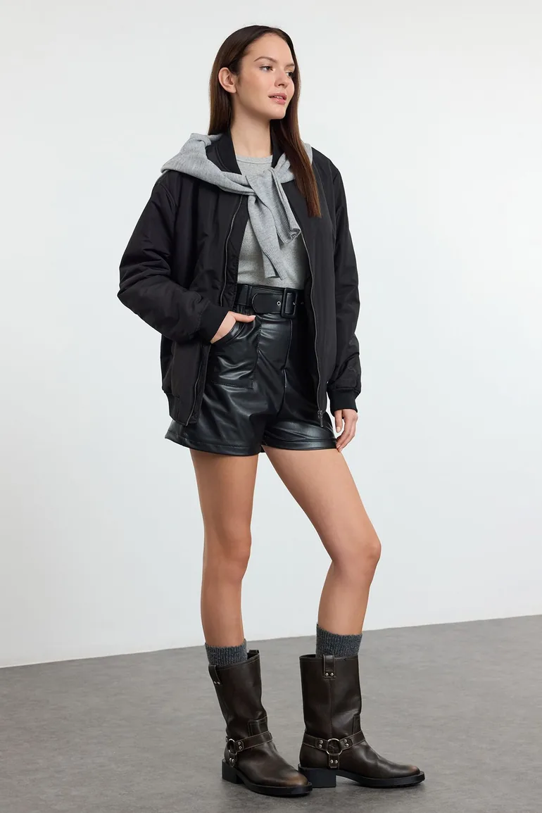 شورت جلد أسود بجيوب - 3