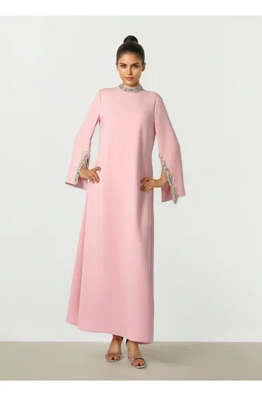 فستان مزين بالريش