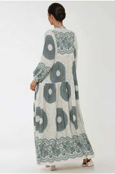 فستان ماكسي بأكمام طويلة بطبعة