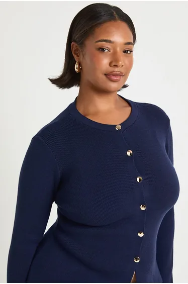 كارديغان بكشكش بيبلوم بياقة دائرية بأزرار لون ذهبي - للمقاسات الكبيرة