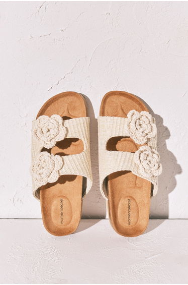 Beige raffia crochet flower sandals