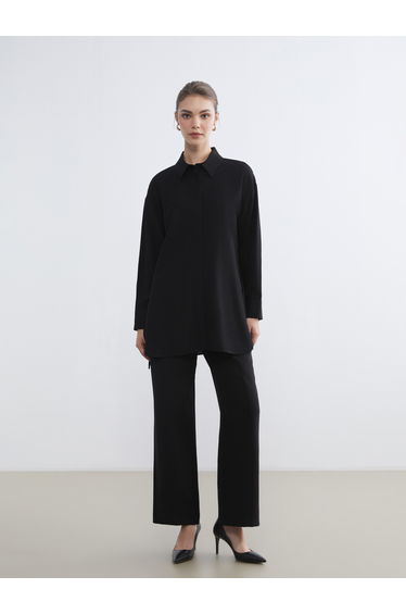Effortless elegance meets everyday comfort in our wide-leg trousers with a flattering elasticated waist.
