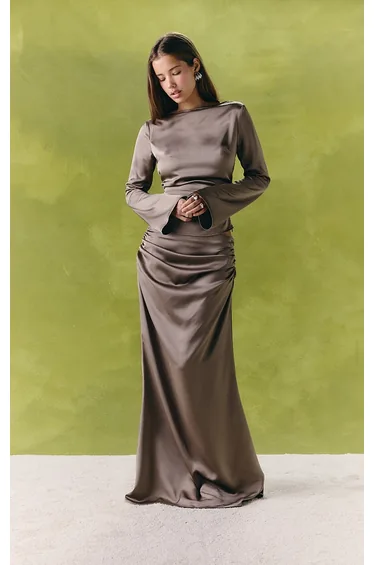بلوزة ساتان بظهر مفتوح بأكمام طويلة - رمادي