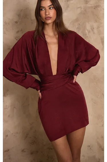 فستان قصير ساتان بأكمام طويلة بياقة عميقة - أحمر