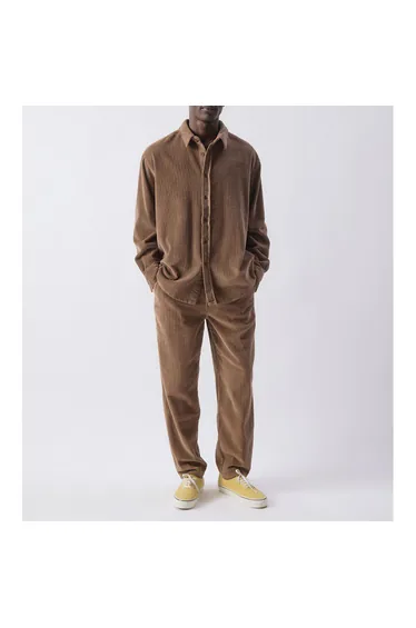 قميص بني بأكمام طويلة