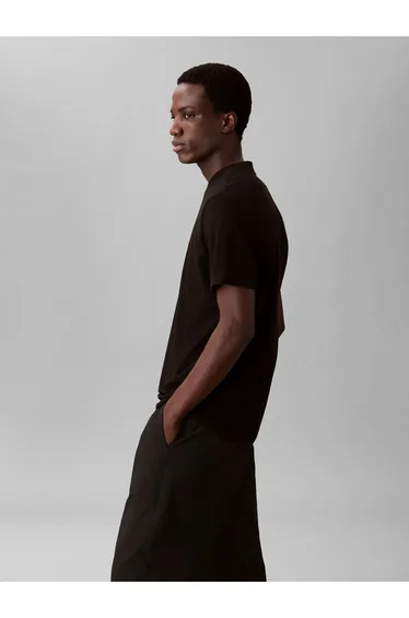 تيشيرت كالفن كلاين أسود بأكمام قصيرة