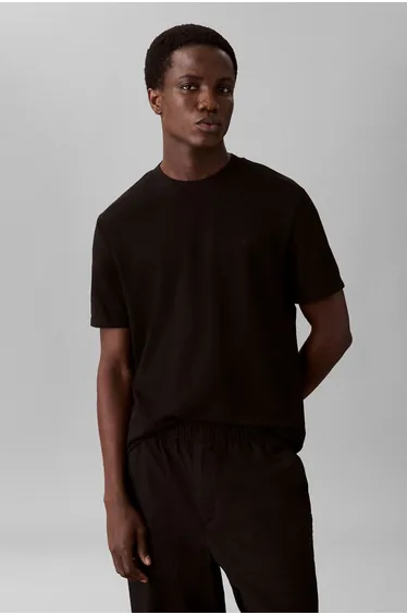 تيشيرت كالفن كلاين أسود بأكمام قصيرة