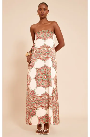 فستان ماكسي ساتان بأكتاف مكشوفة بطبعة بيزلي بألوان متعددة