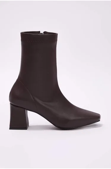 بوت ترينديول باللون البني