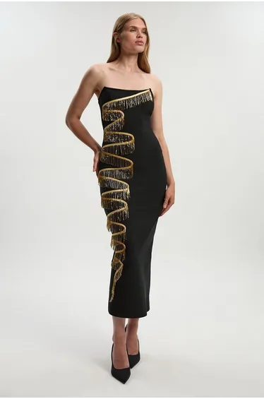 فستان ماكسي بأكتاف مكشوفة بشراشيب مزين بأحجار