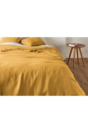 غطاء سرير لا ريدوت انتيريورز باللون الأصفر