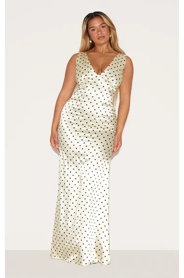 فستان ماكسي ساتان بياقة عميقة بطبعة منقطة لون أصفر كريمي - للمقاسات الممتلئة