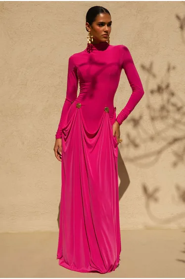 فستان ماكسي بياقة عالية مزين بأحجار لون زهري