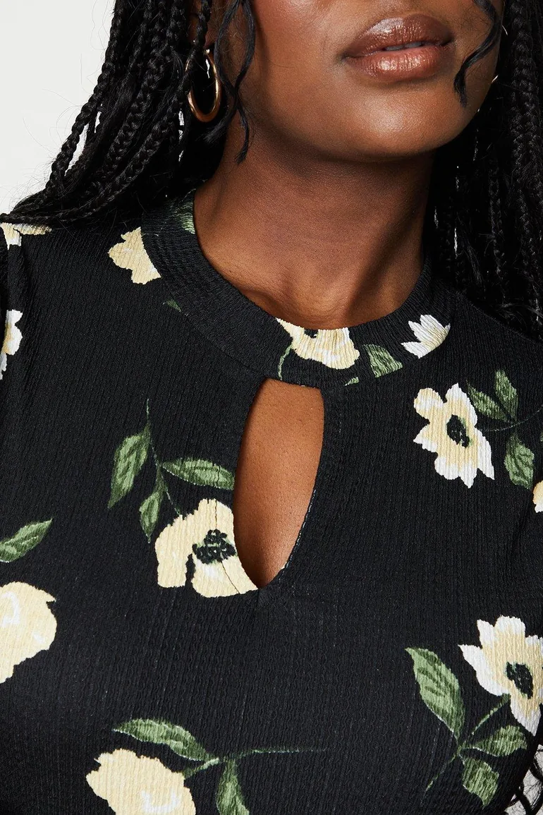 Keyhole Neck With Puff Sleeve - 3