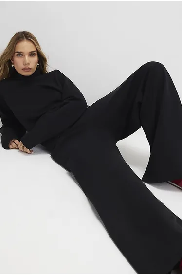 بنطلون أسود بقصة عريضة