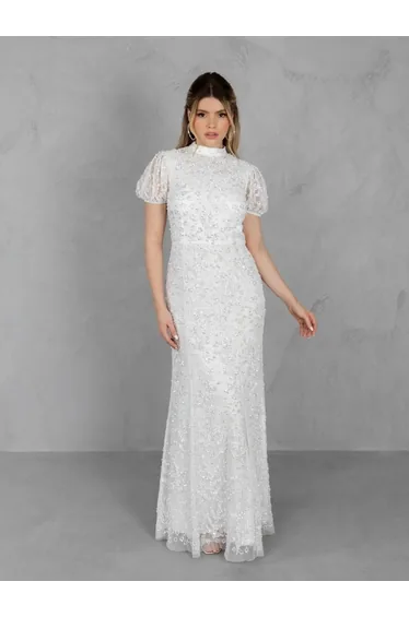 فستان زفاف ماكسي بياقة عالية مزين بالأحجار والترتر