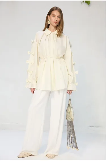 SHIRT WITH A BOW DETAIL