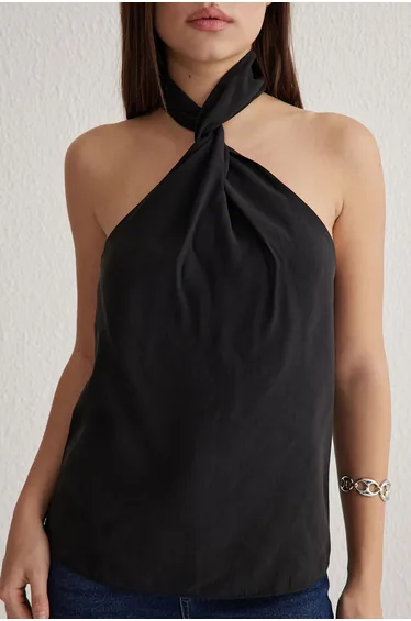 بلوزة بياقة هالتر لون أسود 