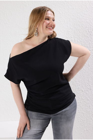 Black Crepe Body-hugging Asymmetric Collar Zippered Woven Plus Size Blouse