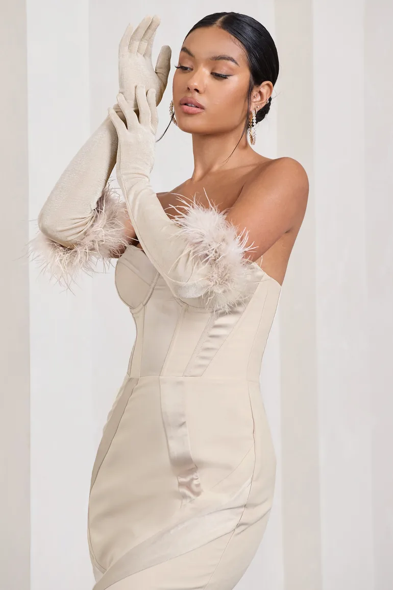 قفازات طويلة بحواف ريش