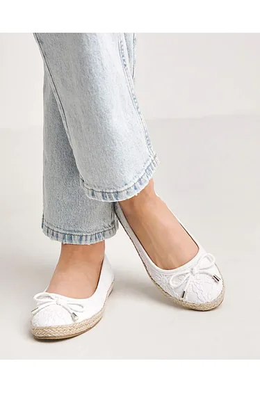حذاء سمبلي بي باليه باللون الأبيض- للمقاسات العريضة جدا