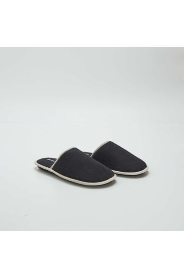 Mule slippers black