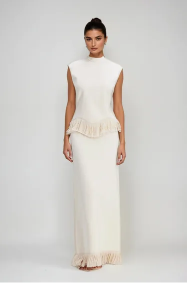 طقم باللون الأبيض