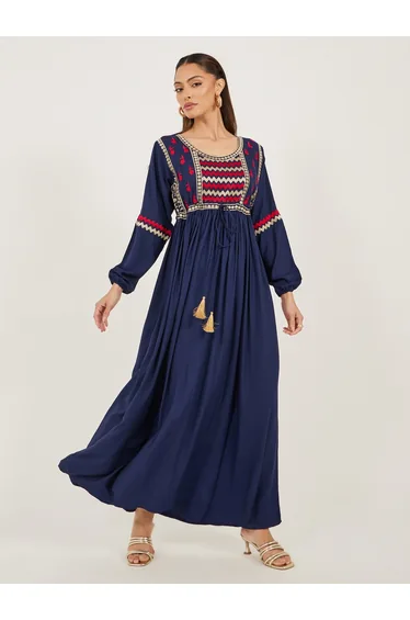 عباية باللون الكحلي بتطريز