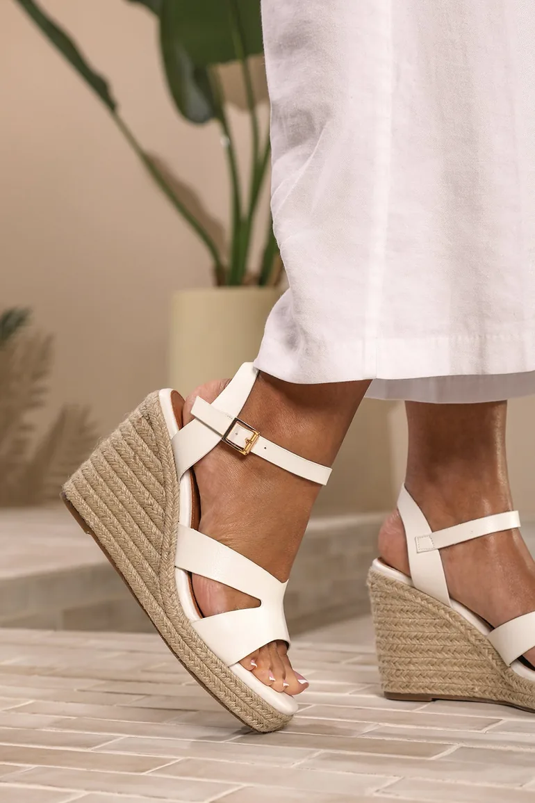 SANSA WIDE FIT CUT OUT STRAP DETAIL WEDGE SHOES WITH BUCKLE CLOSURE IN WHITE GRAIN PU - 4