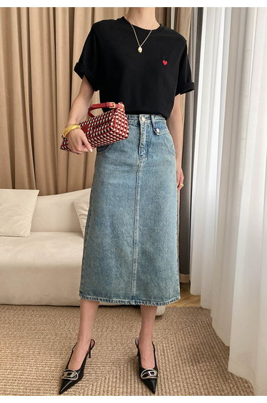 Cute Embroidered Heart Pattern T-Shirt in Black