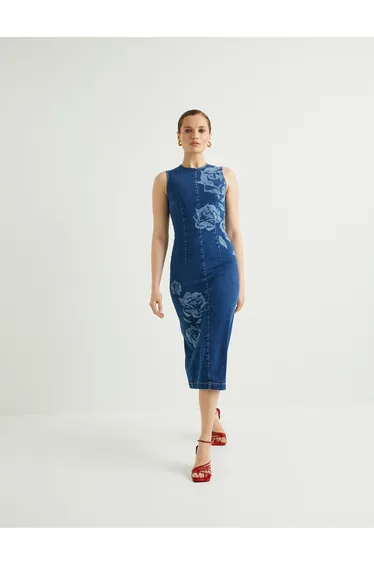 فستان ميدي دينيم بلا أكمام بفتحة خلفية بطبعة شعار